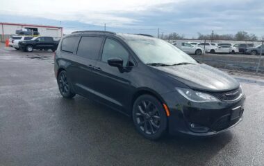 Minivan CHRYSLER Pacifica 2018 Benzyna Automatyczna 4×4 (doł. automatycznie) Czarny 4 6 USA Metalik