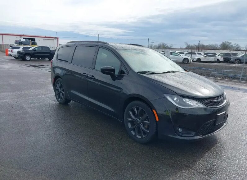 Minivan CHRYSLER Pacifica 2018 Benzyna Automatyczna 4×4 (doł. automatycznie) Czarny 4 6 USA Metalik