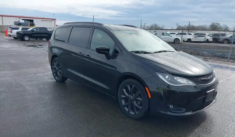 Minivan CHRYSLER Pacifica 2018 Benzyna Automatyczna 4×4 (doł. automatycznie) Czarny 4 6 USA Metalik