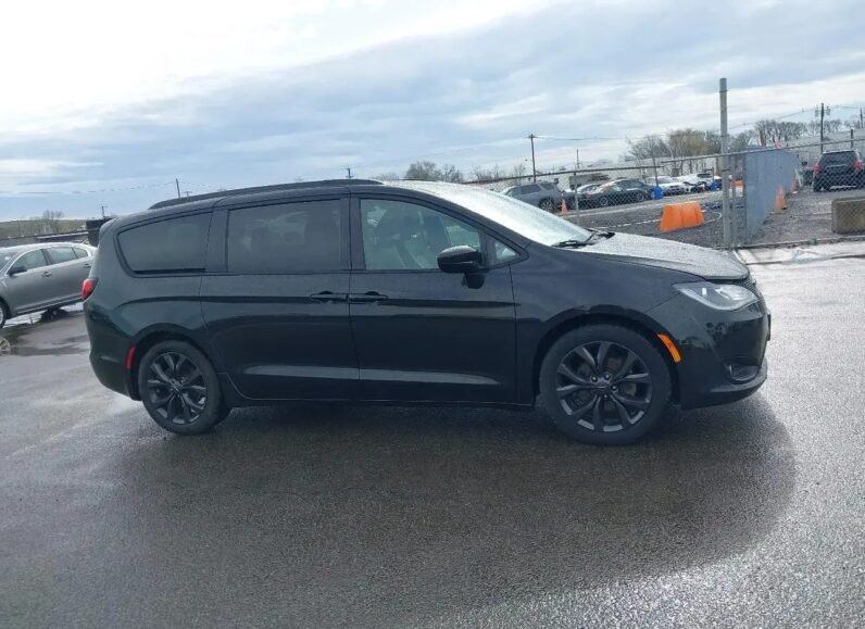 Minivan CHRYSLER Pacifica 2018 Benzyna Automatyczna 4×4 (doł. automatycznie) Czarny 4 6 USA Metalik