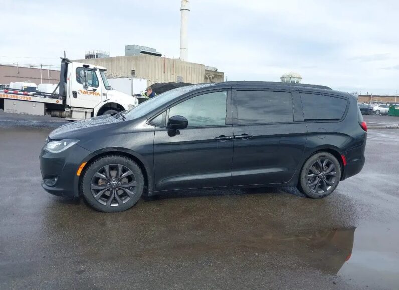 Minivan CHRYSLER Pacifica 2018 Benzyna Automatyczna 4×4 (doł. automatycznie) Czarny 4 6 USA Metalik
