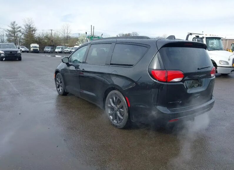 Minivan CHRYSLER Pacifica 2018 Benzyna Automatyczna 4×4 (doł. automatycznie) Czarny 4 6 USA Metalik