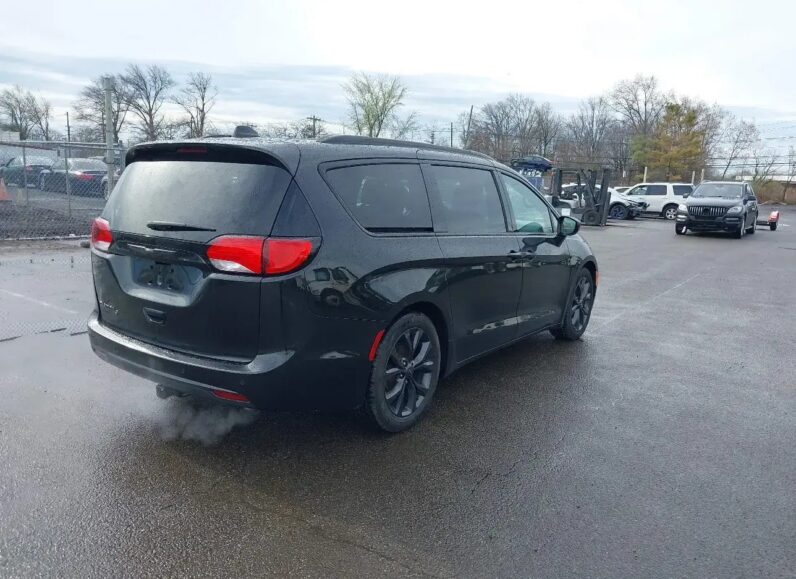 Minivan CHRYSLER Pacifica 2018 Benzyna Automatyczna 4×4 (doł. automatycznie) Czarny 4 6 USA Metalik