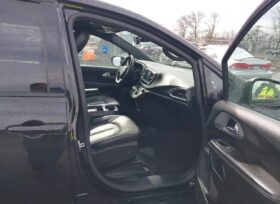 Minivan CHRYSLER Pacifica 2018 Benzyna Automatyczna 4×4 (doł. automatycznie) Czarny 4 6 USA Metalik