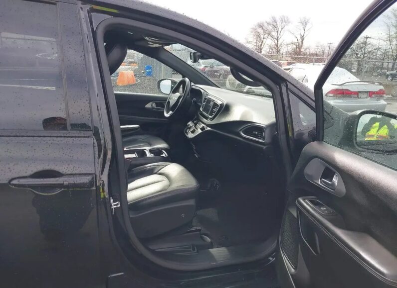 Minivan CHRYSLER Pacifica 2018 Benzyna Automatyczna 4×4 (doł. automatycznie) Czarny 4 6 USA Metalik