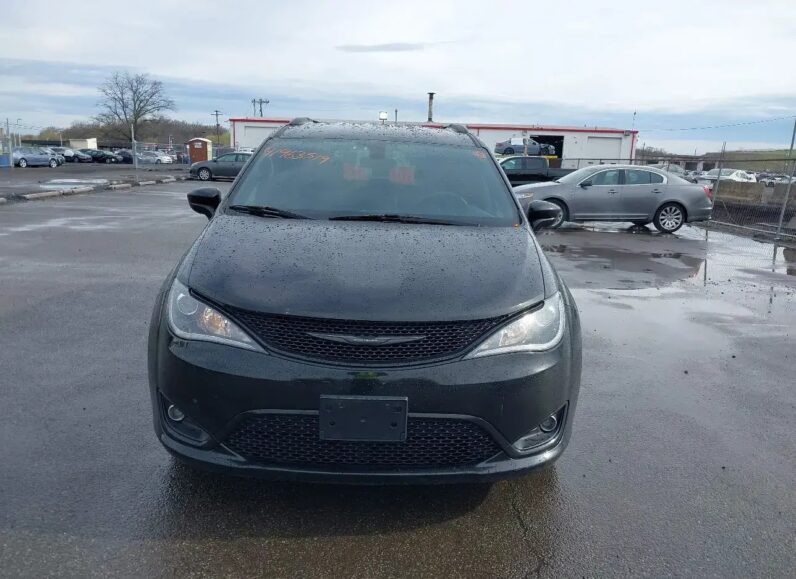 Minivan CHRYSLER Pacifica 2018 Benzyna Automatyczna 4×4 (doł. automatycznie) Czarny 4 6 USA Metalik